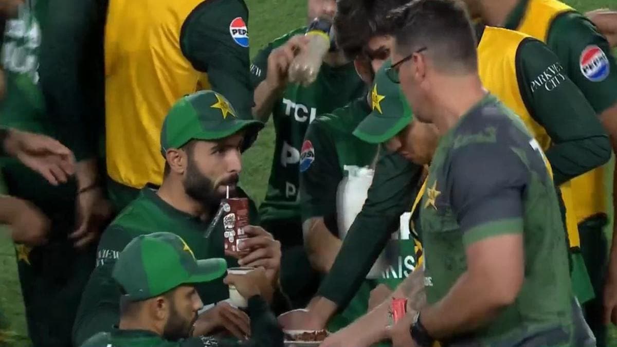 NZ vs PAK: पाकिस्तानी खिलाड़ियों ने मैदान पर ही खोला रोजा, न्यूजीलैंड के खिलाफ तीसरे T20 में हुआ ऐसा