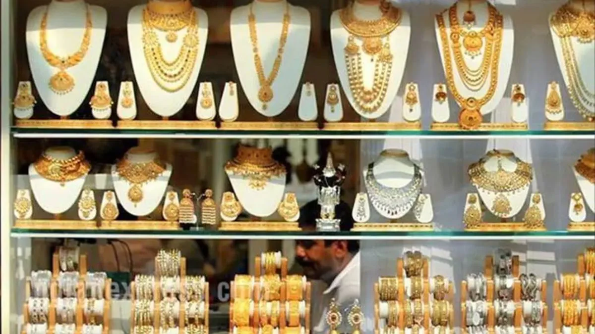 सोने-चांदी का आज का भाव: सस्ता हुआ सोना, 7000 रुपये तक गिरा भाव, जानिए Gold-Silver के Rate