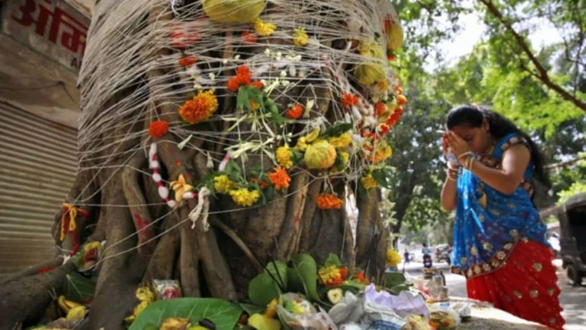 वट वृक्ष से बांधी है कच्चे सूत की डोर… इन टॉप 20 संदेशों से अपनों को दें वट सावित्री व्रत की शुभकामनाएं