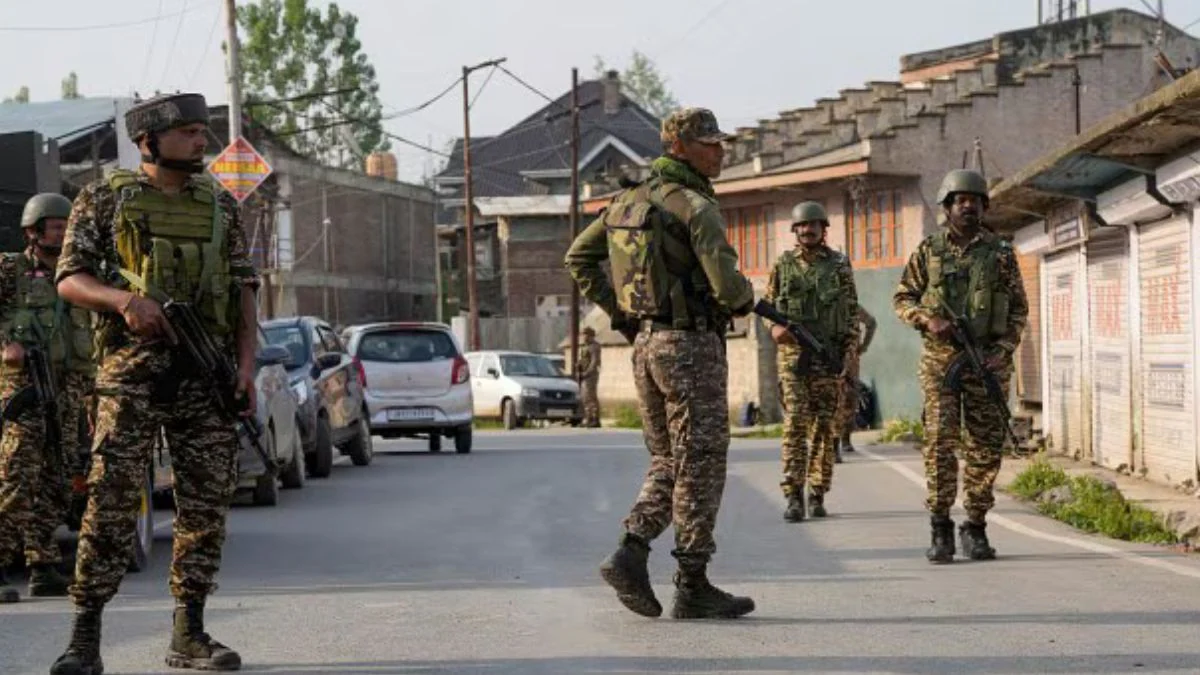 भारत-पाकिस्तान बॉर्डर पर कैसे हैं हालात? जबरदस्त गोलाबारी के बीच बंकरों में छिपे लोग