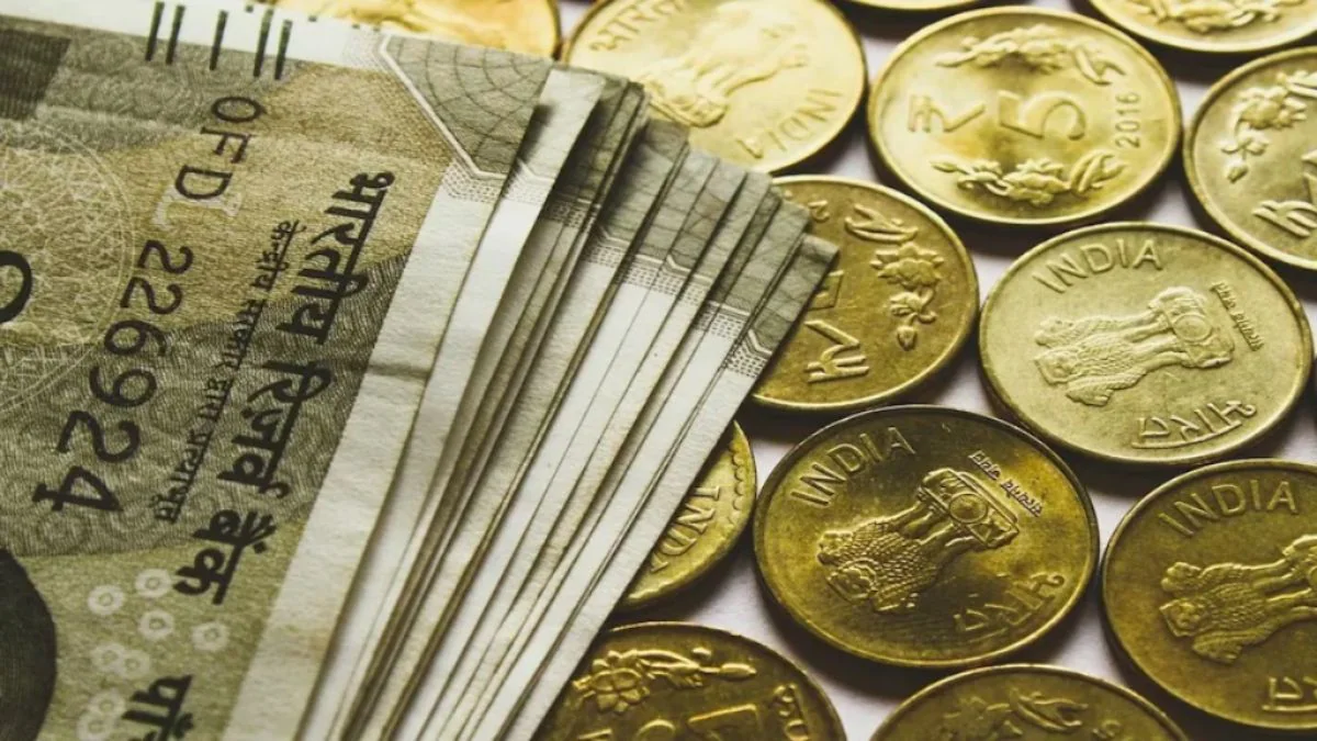 8th Pay Commission: सरकारी कर्मचारियों की सैलरी और पेंशन में कितनी होगी बढ़ोत्तरी? जानें कितना तय हो सकता है फिटमेंट फैक्टर
