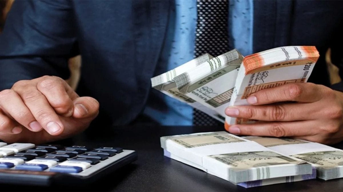 8th Pay Commission: सरकारी कर्मचारियों को लग सकता है तगड़ा झटका! सैलरी बढ़ने में होगी दो साल की देरी?