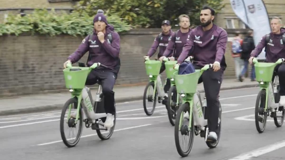 ENG vs WI: कभी देखा है ऐसा नजारा, ट्रैफिक जाम के कारण साइकिल से स्टेडियम पहुंची इंग्लैंड की टीम; देखें Video