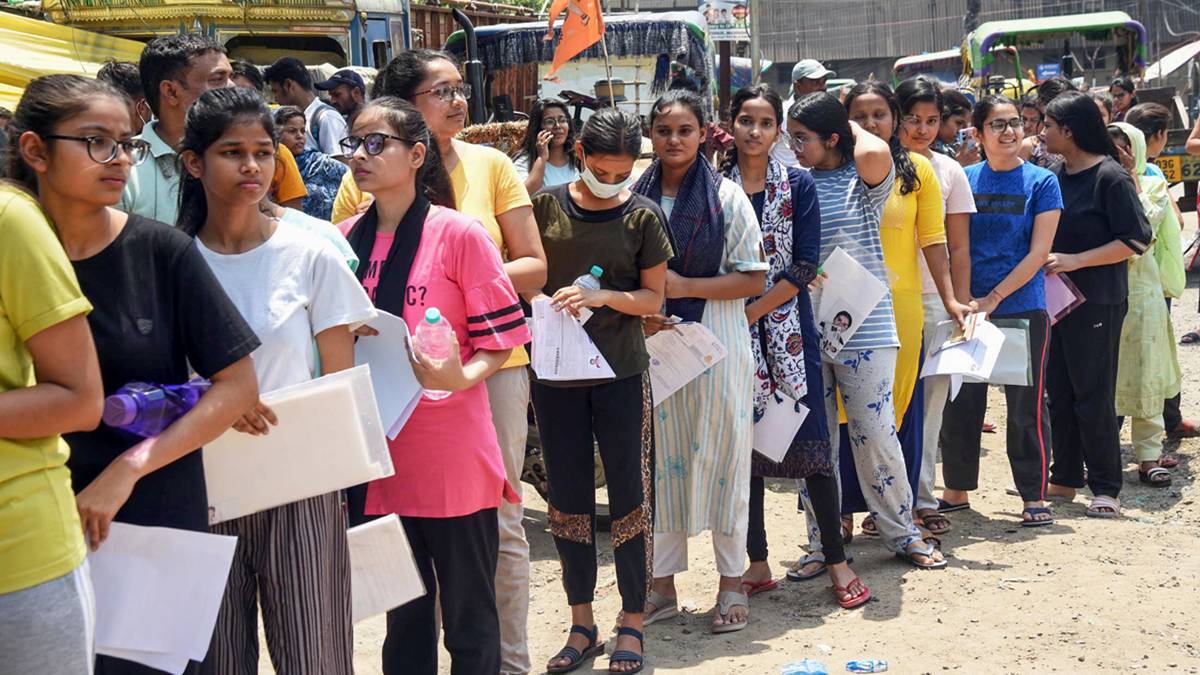 गजब! यूपी में एक ही सरकारी स्कूल की 12 छात्राओं ने पास की NEET UG परीक्षा, गरीबी से लड़कर पूरा किया सपना