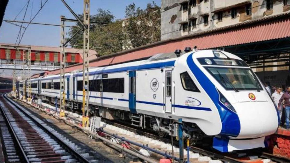 सिर्फ 8 घंटे में दिल्ली टू बनारस: दो दिन में हो जाएगा वाराणसी का टूर, जानें नई दिल्ली-वाराणसी वंदे भारत ट्रेन की टाइमिंग, रूट, किराया समेत बाकी डिटेल