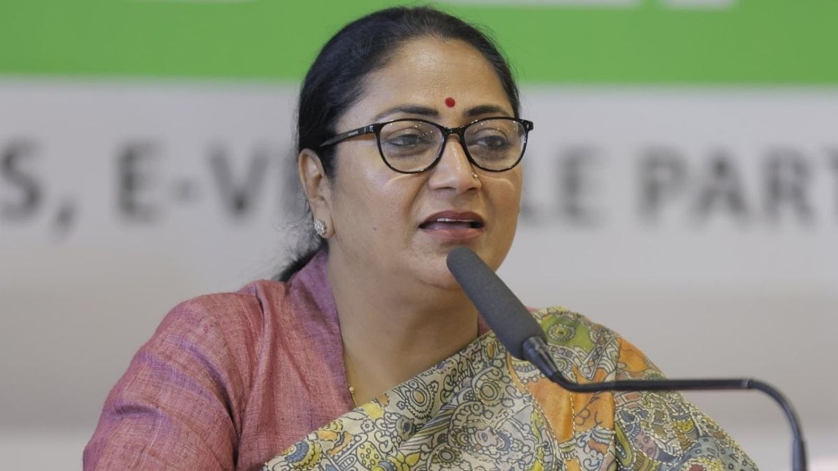 बैठकों से गैरहाजिर रहे अफसर, रेखा सरकार ने दी एक्शन की चेतावनी