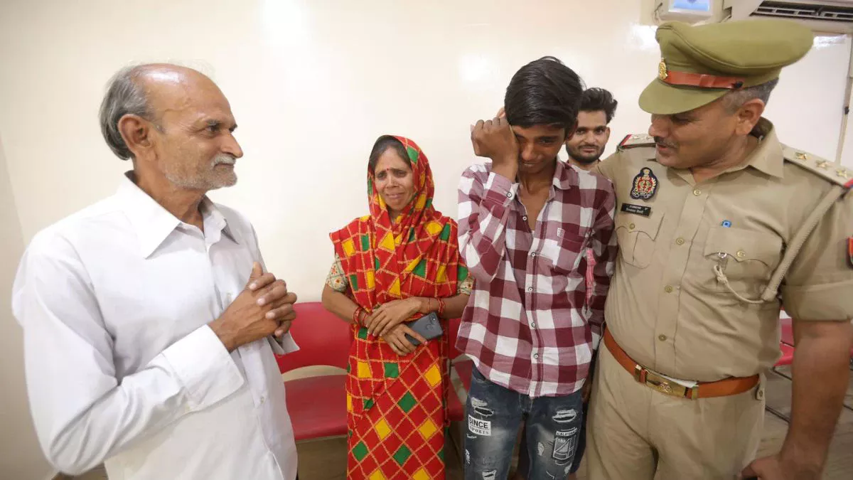 भगवान ने मेरी प्रार्थना सुन ली… नोएडा से अगवा किया गया किशोर, 10 साल बाद परिवार से मिला, भावुक कर रही पूरी कहानी