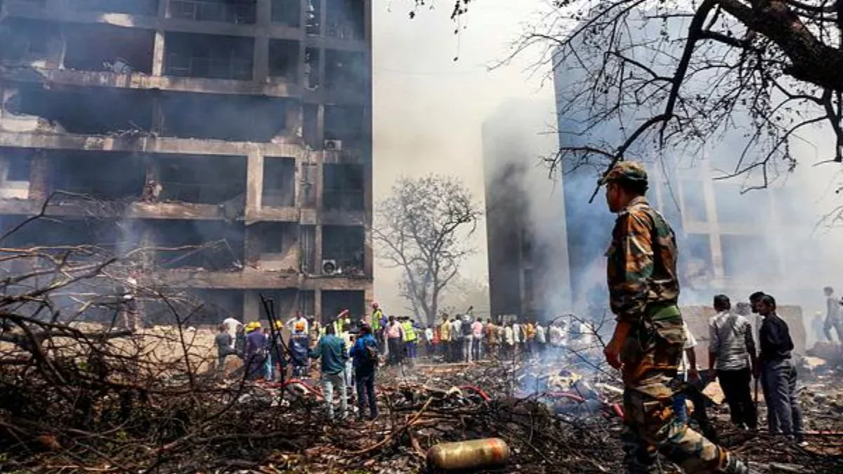 Air India Plane Crash: क्या होती है MAYDAY कॉल? हादसे से पहले ही पायलट ने दिया था सिग्नल