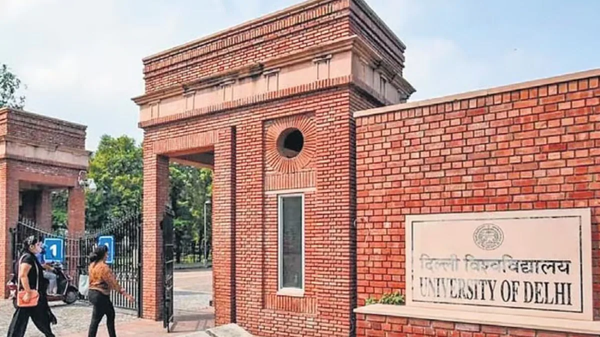दिल्ली विश्वविद्यालय का बड़ा फैसला, किसी पाठ्यक्रम में नहीं पढ़ाया जाएगा मनुस्मृति