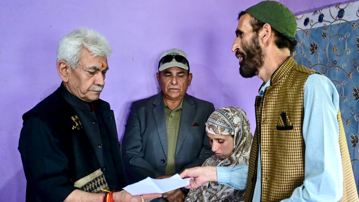 Pahalgam Attack: एलजी मनोज सिन्हा ने आदिल की पत्नी को सौंपा नियुक्ति पत्र, मिली इस विभाग में नौकरी