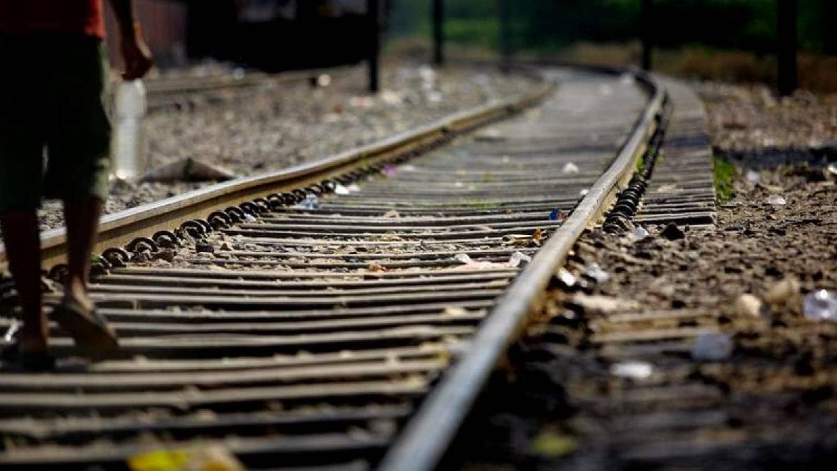 शौच के लिए घर से निकली लड़की, युवक के साथ रेलवे ट्रैक पर मिली लाश, प्रेम प्रसंग की आशंका