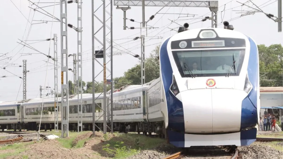 Indian Railway: यूपी में वंदे भारत और गोमती एक्सप्रेस पर पथराव, एक बच्चे के चोटिल होने की खबर