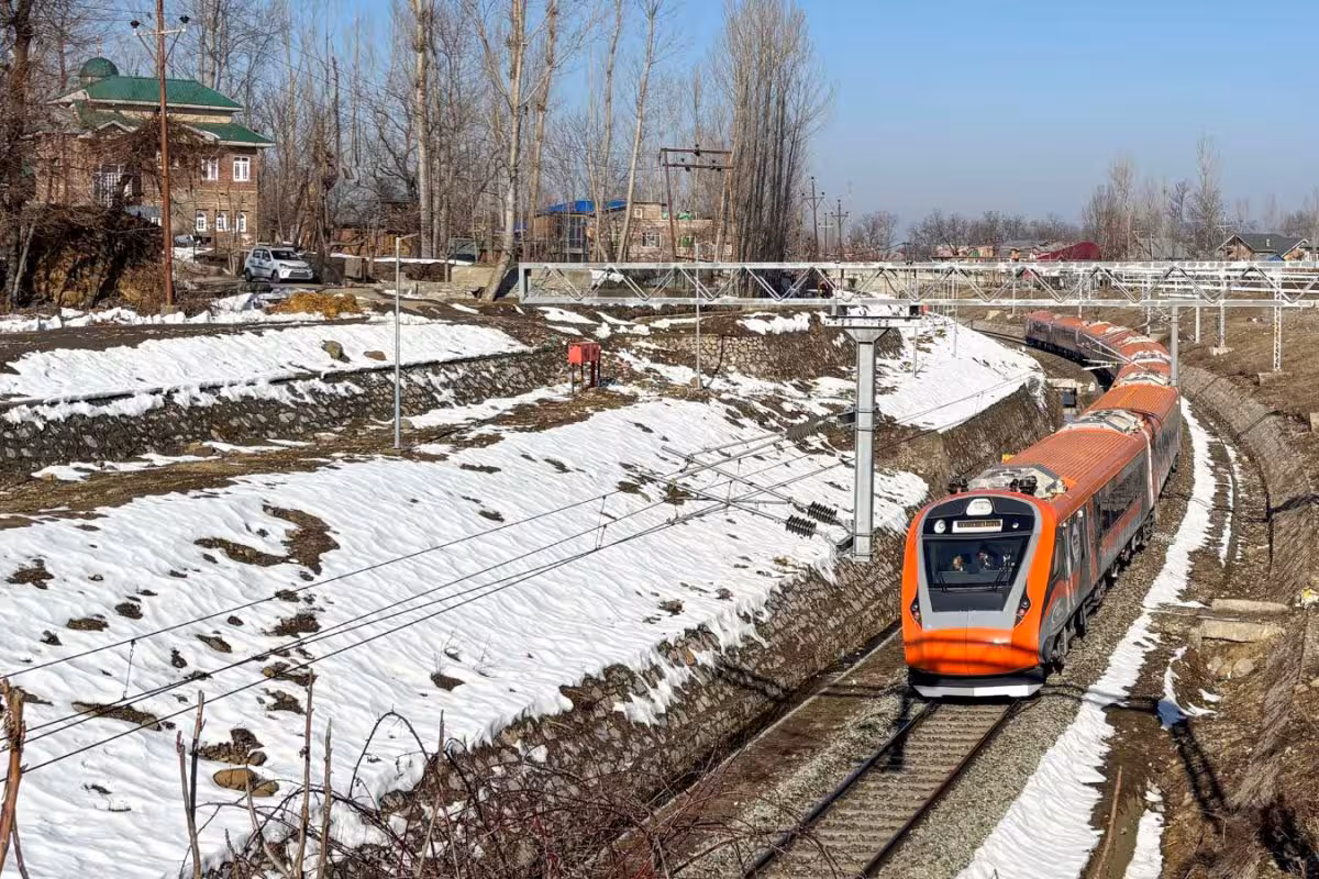 Vande Bharat Srinagar Katra: जम्मू-कश्मीर के व्यापार, पर्यटन और अर्थव्यवस्था के लिए गेम चेंजर है वंदे भारत ट्रेन