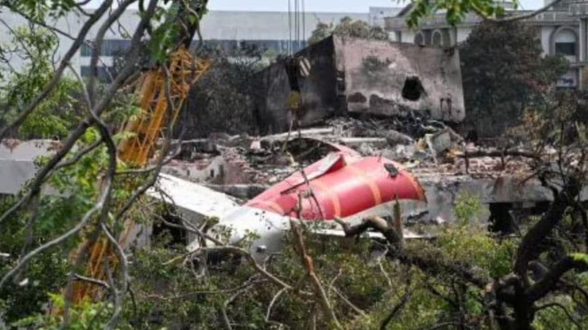 Air India Plane Crash: पल भर में सबकुछ खत्म! मेडे कॉल और प्लेन क्रैश के बीच सिर्फ 15 सेकंड का फर्क, शुरुआती जांच में मिले संकेत