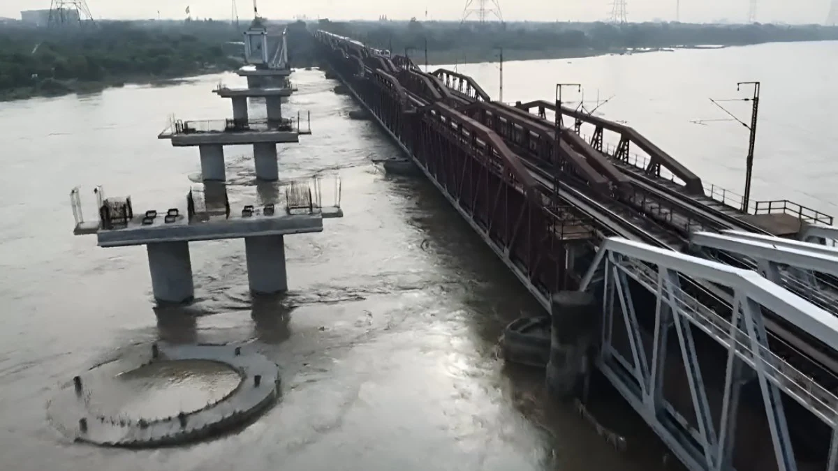 भारी बारिश के चलते लबालब यमुना, इतना बढ़ गया जलस्तर कि रोकना पड़ा मेट्रो का काम