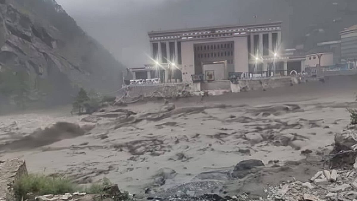 बॉर्डर पर आई बाढ़ ने मचाई भीषण तबाही, सैलाब में बह गए 18 लोग