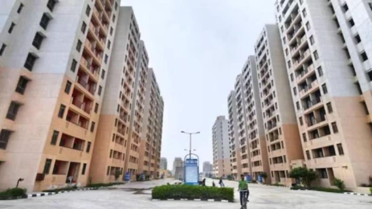 DDA Housing Scheme 2025: दिल्ली में 10 लाख रुपये में मिलेगा अपना घर, सिर्फ 50,000 रुपये में हो जाएगी बुकिंग, जानें किन्हें मिलेगा फायदा