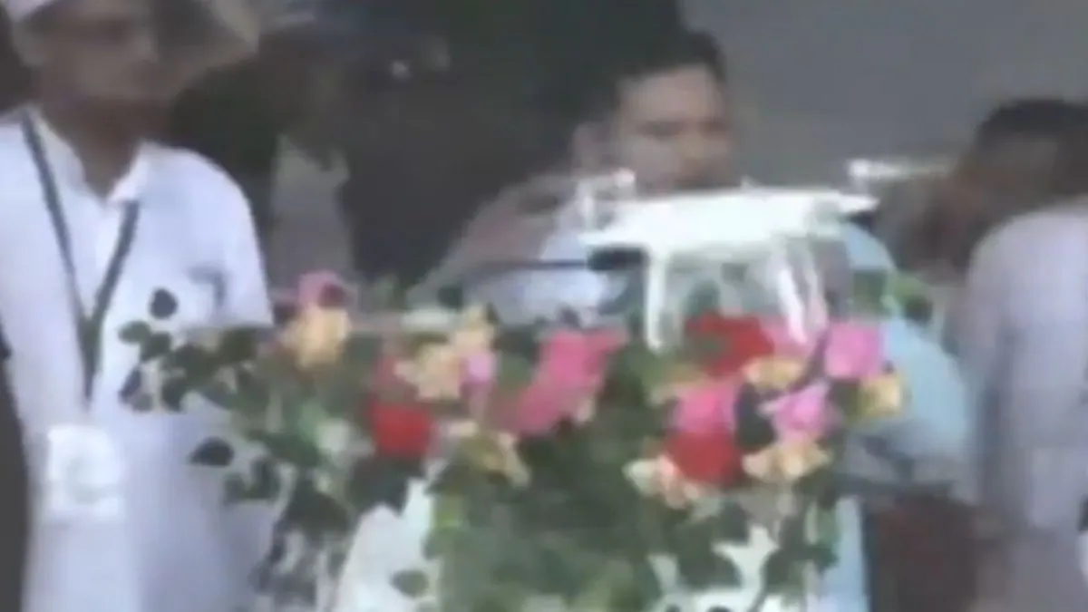 VIDEO: तेजस्वी कर रहे रैली, तभी मंच पर गिरा संदिग्ध ड्रोन… बाल-बाल बचे पूर्व डिप्टी सीएम
