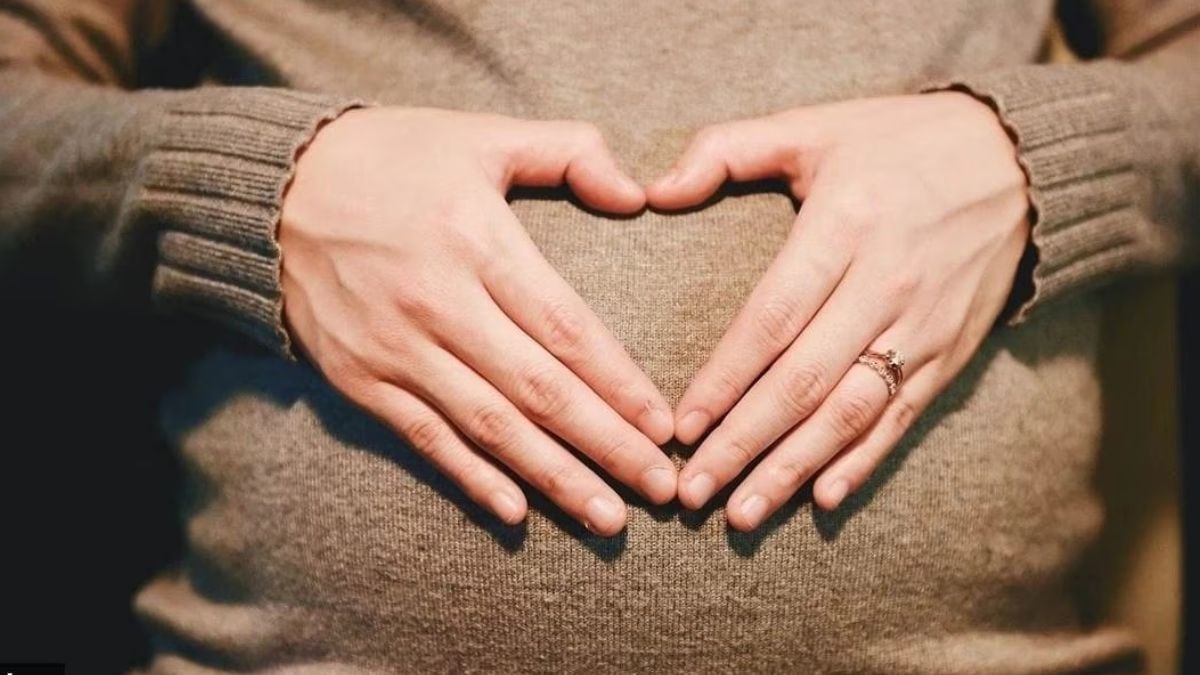 रूस हो या अमेरिका: स्कूली लड़कियों और महिलाओं को ज्यादा बच्चे पैदा करने के लिए क्यों मिल रहे पैसे?