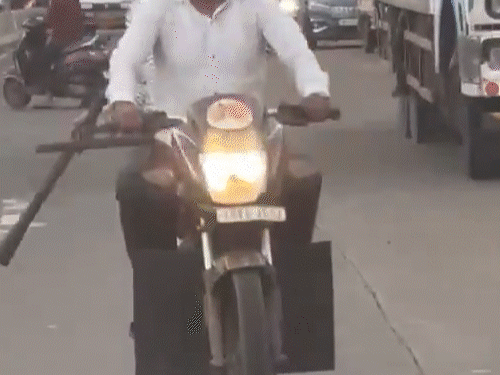 युवती से छेड़छाड़, विरोध करने पर पर्यटकों पर हमला:नासिक में युवकों ने बाइक से 15 किमी तक पीछा किया, चलती कार में तोड़फोड़ की