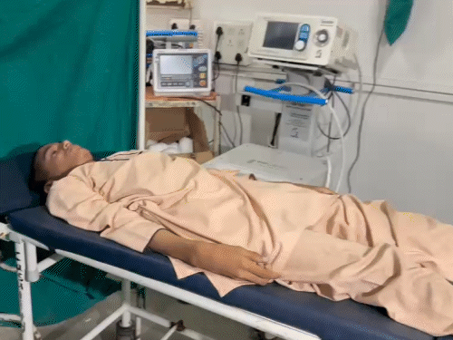 स्कूल में करंट लगने से 9वीं के स्टूडेंट की मौत:मैदान खाली न होने से छत पर पीटी करा रहे थे टीचर, गुजरात के सूरत की घटना