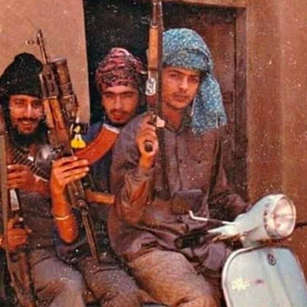 बिट्टू ने हथियारबंद युवाओं के फोटो जारी किए:पूछा- AK-47, ड्रम मैगजीन लेकर घूमने वाले कौन; खालड़ा मर्डर केस में जमानत पर गया DSP गायब