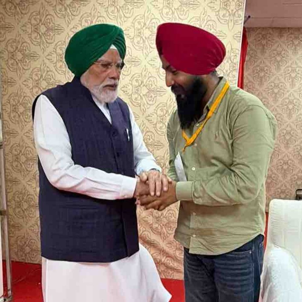 जालंधर में डेढ़ मिनट में PM को बांधी शाही पगड़ी:मोदी ने सनप्रीत से कहा- पिछली बार से बेहतर बांधना, फिर शीशा देखकर मुस्कुराए