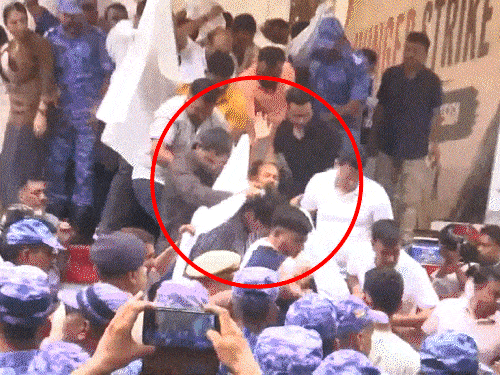 वांगचुक को पुलिस अस्पताल ले गई, अनशन का 21वां दिन:CJP फाउंडर दीपके बोले- सोनम सर को गालियां दीं, घसीटा गया; प्रदर्शनकारियों ने हंगामा किया