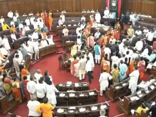 ममता समर्थक विधायक को मार्शलों ने विधानसभा से बाहर किया:TMC बागी गुट के MLA को बोलने से रोका था; दिनभर निलंबित रहे