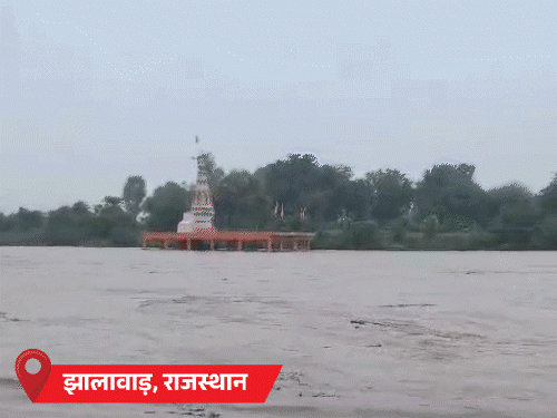 जम्मू-कश्मीर में बाढ़, एक व्यक्ति बहा, रेड अलर्ट जारी:असम में 5.64 लोग बाढ़ से प्रभावित, हिमाचल के 3 जिलों में स्कूल-कॉलेज बंद