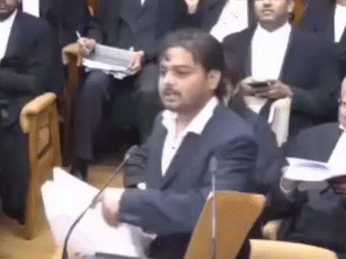 सुप्रीम कोर्ट में वकील ने CJI को अपशब्द कहे:जज को आदेश देने लगा, फाइल फेंकी; सिक्योरिटी ने कोर्ट रूम से बाहर निकाला