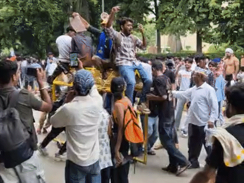 धर्मेंद्र का इस्तीफा-दीपके घुटनों पर बैठे, स्टेज पर हाथ पटका:समर्थक ऑटो में बैठकर नाचे, बैरिकेडिंग की गाड़ी बनाई; जश्न की 15 PHOTOS