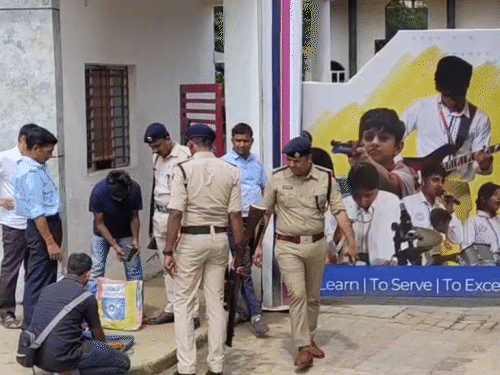 CM हाउस-4 स्कूलों को बम से उड़ाने की धमकी:लेटर में लिखा- संजय वर्मा को पटना में छिपाया है, खालिस्तान वाले उसे वहीं ढूंढकर मारेंगे