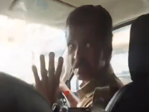पुलिसकर्मी की छात्रों को धमकी, ड्रग्स केस में फंसा देंगे:वीडियो वायरल, मुंबई पुलिस ने आरोपी को काम से हटाया, जांच शुरू