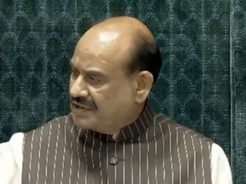 लोकसभा में जन्म-मृत्यु और जजों से जुड़े बिल पर चर्चा:लोकसभा में राहुल के खिलाफ विशेषाधिकार नोटिस, गृह मंत्री के खिलाफ असंसदीय भाषा बोलने का आरोप