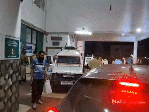 कश्मीर में टारगेट किलिंग में एक की हत्या:आतंकवादियों ने कुलगाम में मजदूरों पर फायरिंग की, एक घायल, सर्च ऑपरेशन शुरू