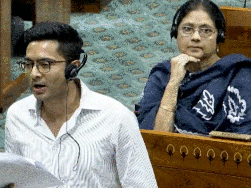 अभिषेक बनर्जी को टोका तो लड़ने लगीं महुआ:स्पीकर बोले- चिल्लाओ मत; प्रियंका ने कहा- कैमरे का नहीं, दिल का एंगल बदलिए; संसद के 7 मोमेंट्स
