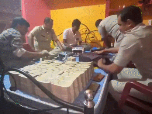 पत्थर कारोबारी के घर 28 करोड़ कैश, 15kg सोना मिला:नोट गिनते-गिनते 5 मशीनें खराब हुईं, आरोपी गिरफ्तार; बंगाल के बीरभूम में बस चलाता था