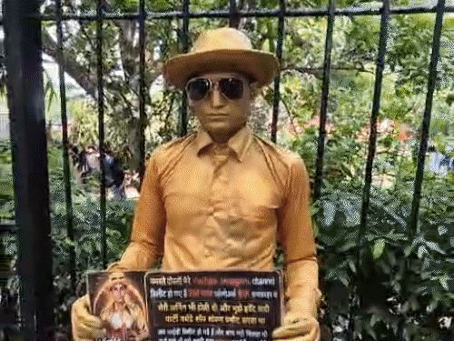 बैटमैन की ड्रेस में पोस्टर लेकर पहुंचा युवक:बुजुर्ग ने गिटार बजाकर गाना गया, कोई गोरिल्ला तो कोई स्टैच्यू बना; जंतर-मंतर के रंग