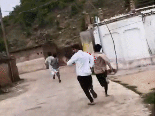 युवक बोला- धीरेंद्र शास्त्री के भाई ने पीटा, गोली मारी:वीडियो में हथियार लेकर भागता दिखा सालिग्राम; बागेश्वर धाम पीठाधीश्वर ने कहा- मेरा उससे संबंध नहीं