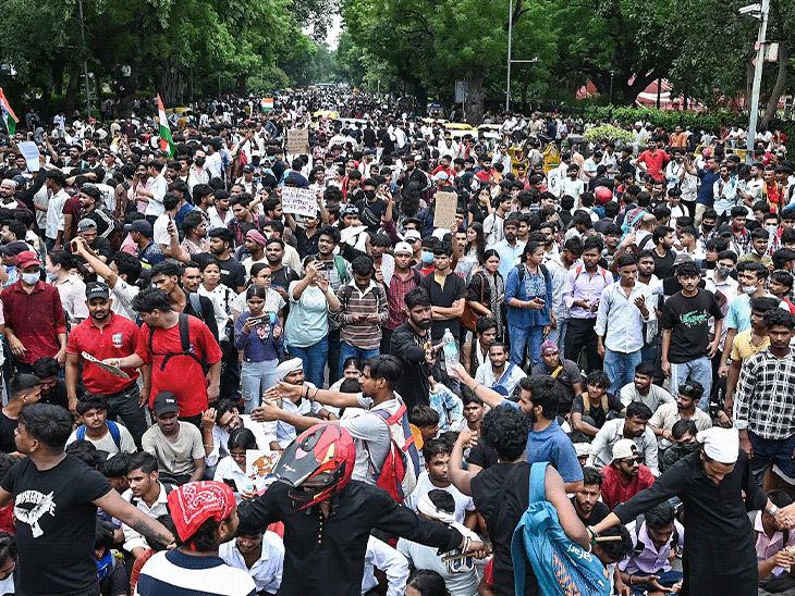 कॉकरोच जनता पार्टी-सरकार के बीच तीसरे दौर की बातचीत आज:प्रधान के इस्तीफे पर जवाब मिलेगा; प्रदर्शन का असर-दिल्ली में वीकेंड पर शराब दुकानें जल्दी बंद होंगी