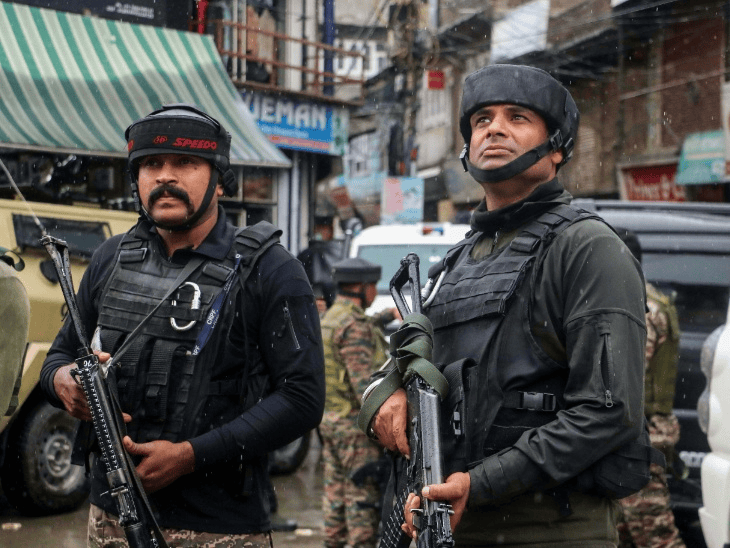 कश्मीर के अनंतनाग में आतंकी हमला, हेड कॉन्स्टेबल की मौत:अमरनाथ यात्रियों की सुरक्षा में तैनात थे; द रेजिस्टेंस फ्रंट ने जिम्मेदारी ली