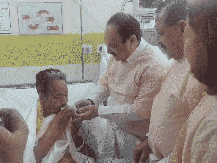 सोनम वांगचुक ने 27वें दिन भूख हड़ताल खत्म की:जेपी नड्डा रात 12.30 बजे मेदांता पहुंचे, जूस पिलाया; मोदी ने भी वांगचुक के लिए पोस्ट की