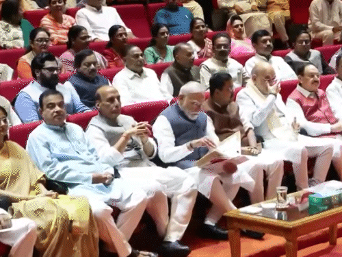 मानसून सत्र का दूसरा दिन, NDA संसदीय दल की बैठक:विपक्ष ने पेपर लीक पर चर्चा की मांग की; कल 6 बार कार्यवाही रोकनी पड़ी