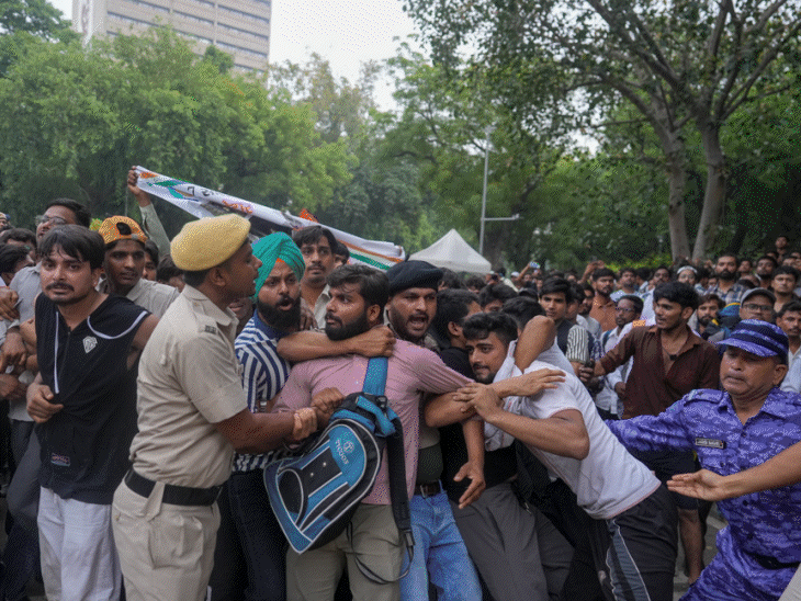 तिरंगा थामे प्रदर्शनकारी पुलिस से भिड़े, बैरिकेड तोड़े:रातभर जंतर-मंतर पर डटे रहे, फुटपाथ पर ही सोए; 20 PHOTOS में कॉकरोच जनता पार्टी का प्रदर्शन