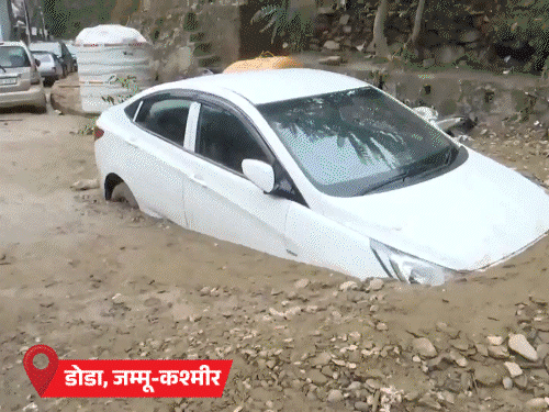 सूरत में मार्केट का बेसमेंट डूबा, कारें बहीं:जम्मू-कश्मीर के डोडा में बादल फटने से बाढ़; पहाड़ से गिरे पत्थर-मिट्टी से घर-दुकानें बर्बाद