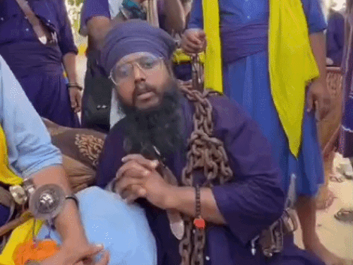 पंजाब में अश्लील फोटो वाले निहंग को संगलों से बांधा:डंडों से पिटवाया, बाणा पहनने पर रोक लगाई; बुड्ढा दल ने दी धार्मिक सजा