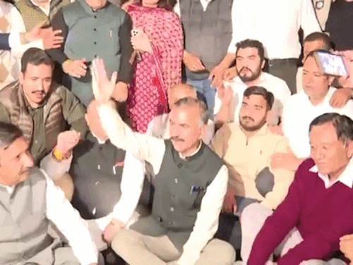 शिमला में कांग्रेस का राजभवन के बाहर धरना:राहुल-प्रियंका की हिरासत और छात्रों पर लाठीचार्ज का विरोध; CM सुक्खू भी शामिल