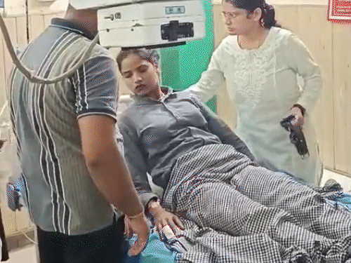 वाराणसी एयरपोर्ट पर गोली चली, 2 कर्मचारी घायल:शिवसेना नेता पिस्टल की जांच करा रहा था, तभी फायर हुआ; आजमगढ़ से मुंबई जा रहा था