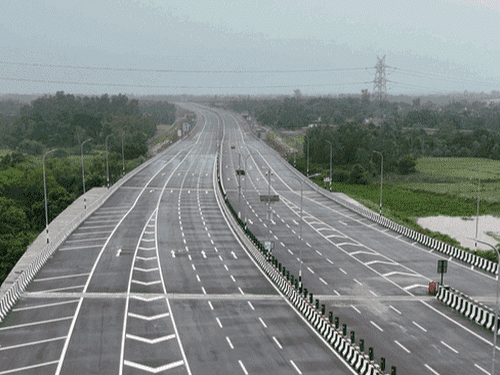 लखनऊ-कानपुर एक्सप्रेस-वे पर टोल नहीं लगेगा:4700 करोड़ में बना; बार-बार धंसने के बाद NHAI ने कहा- ठीक होने तक टैक्स नहीं लेंगे